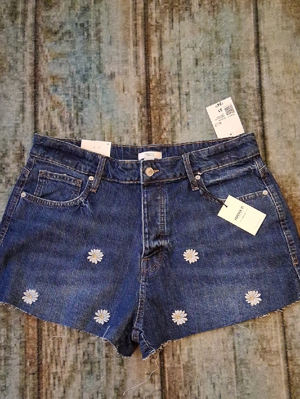 Forever 21 Denim Jean Shorts with White Daisy Embroidery NWT Size 31